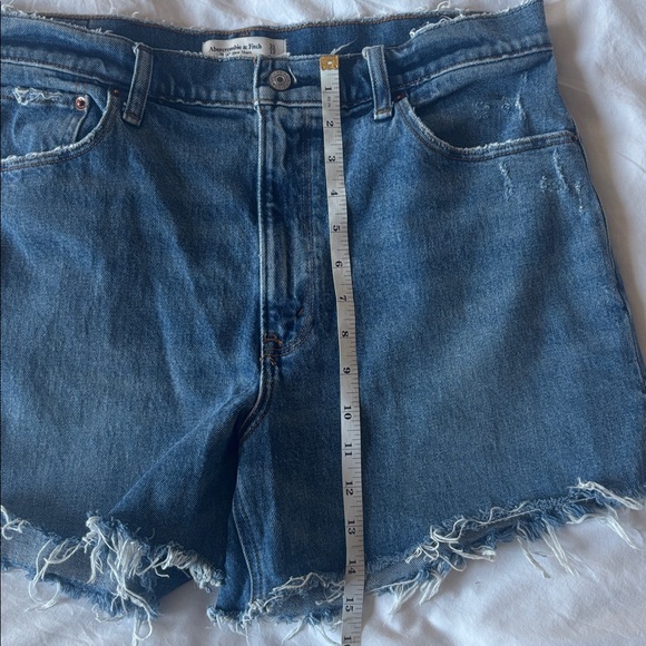 Abercrombie High Rise Dad Shorts in Medium Wash, 31 - Picture 6 of 7
